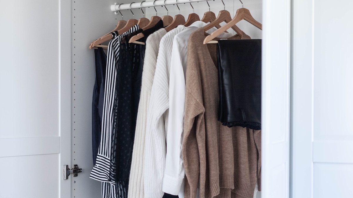 Die perfekte Capsule Wardrobe besteht aus 20 bis 30 Kleidungsstücken.. © Ivchenko Evgeniya/Shutterstock.com