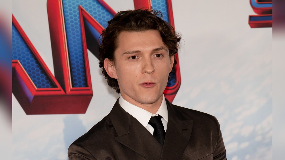 Stellte sich undercover in London hinter eine Bar: Schauspieler Tom Holland.. © Billy Bennight/AdMedia/ImageCollect