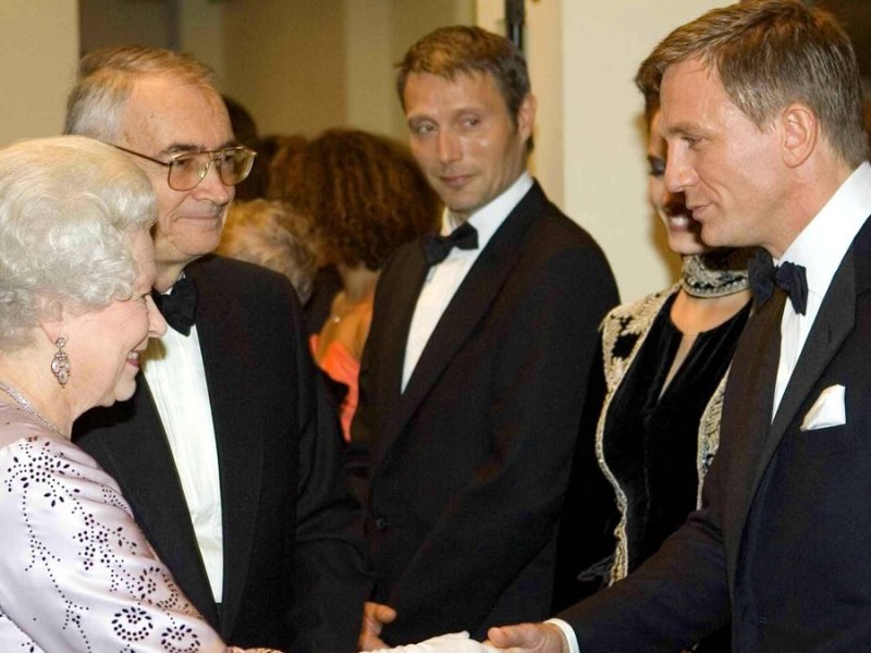 Bei der Premiere von "Casino Royale" im Jahr 2006 traf James-Bond-Darsteller Daniel Craig auf Queen Elizabeth II.. © imago/ZUMA Wire