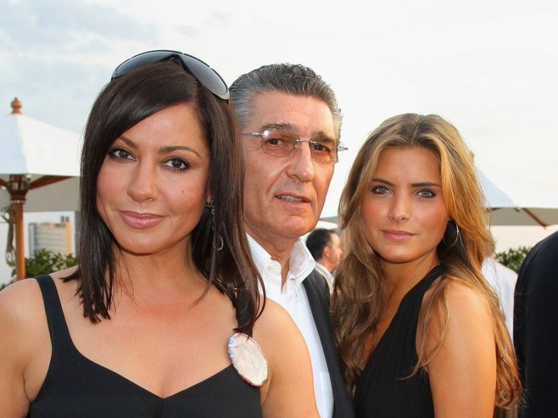 Ein gemeinsames Foto aus dem Jahr 2008: Rudi Assauer umgeben von Simone (li.) und Sophia Thomalla.. © imago/Eventpress