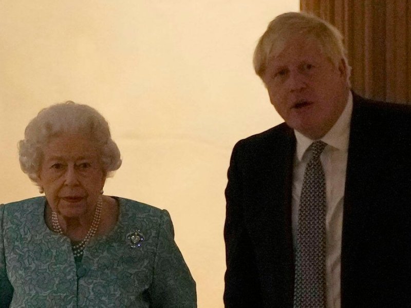 Queen Elizabeth II. und Boris Johnson sprechen regelmäßig miteinander.. © imago images/i Images