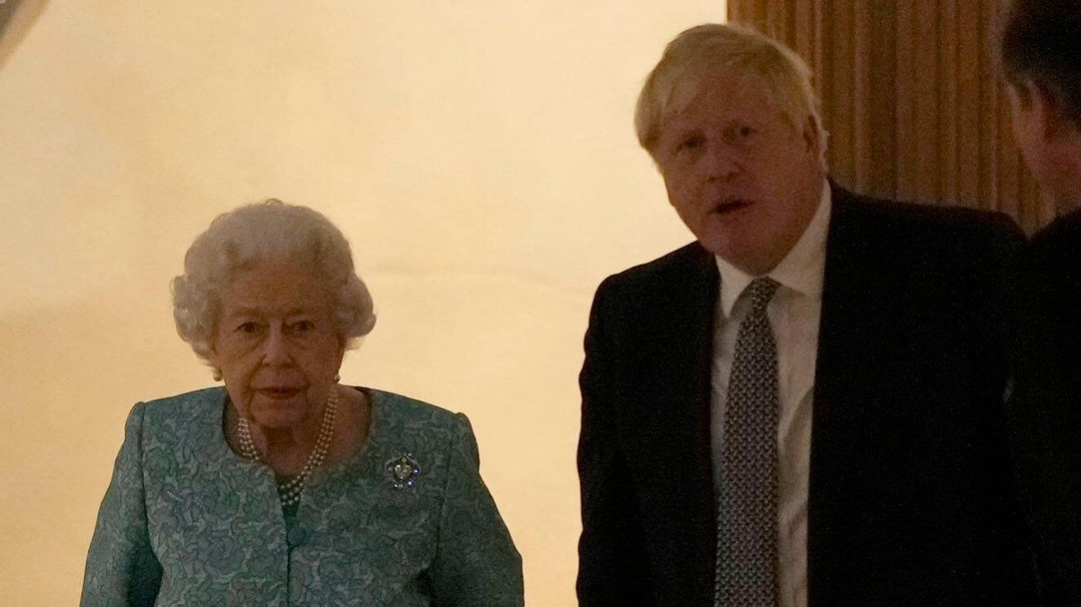 Queen Elizabeth II. und Boris Johnson sprechen regelmäßig miteinander.. © imago images/i Images