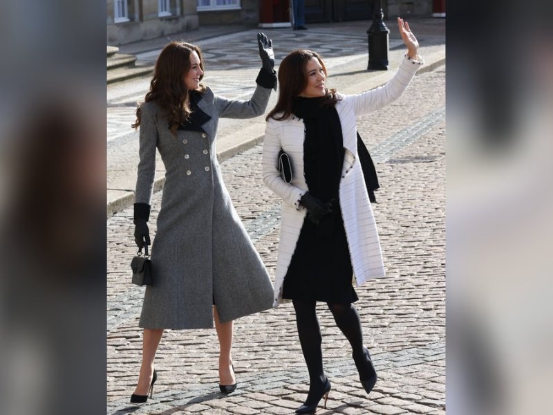 Im Einklang: Herzogin Kate (l.) und Kronprinzessin Mary vor dem Schloss in Kopenhagen.. © imago/i Images