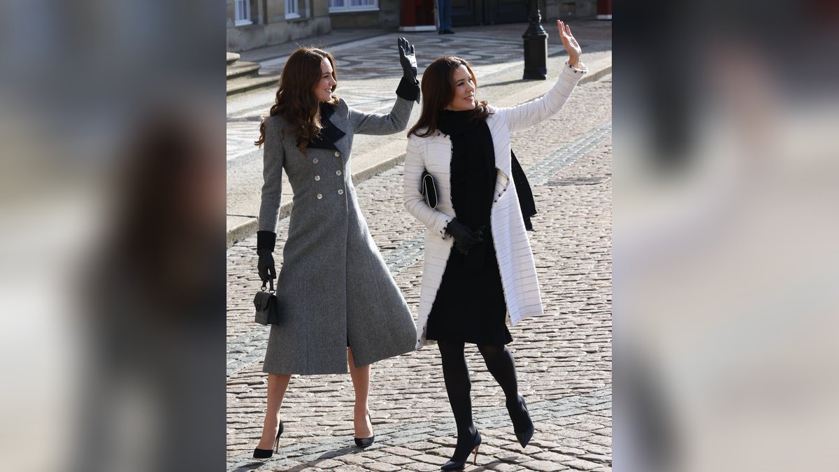 Im Einklang: Herzogin Kate (l.) und Kronprinzessin Mary vor dem Schloss in Kopenhagen.. © imago/i Images