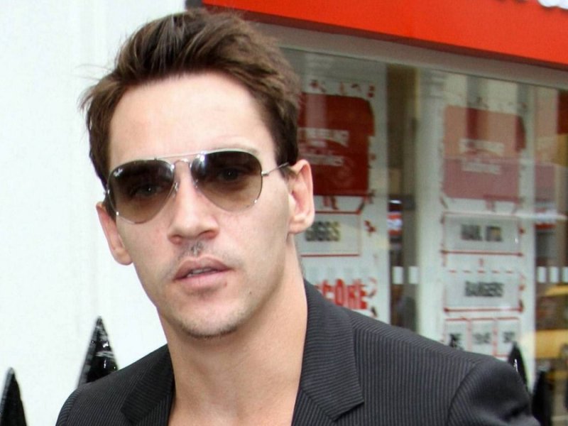 Jonathan Rhys Meyers kommt mit Bewährung davon.. © */ImageCollect