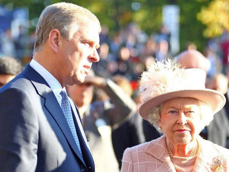 Queen Elizabeth II. und ihr Sohn Prinz Andrew.. © imago/APress