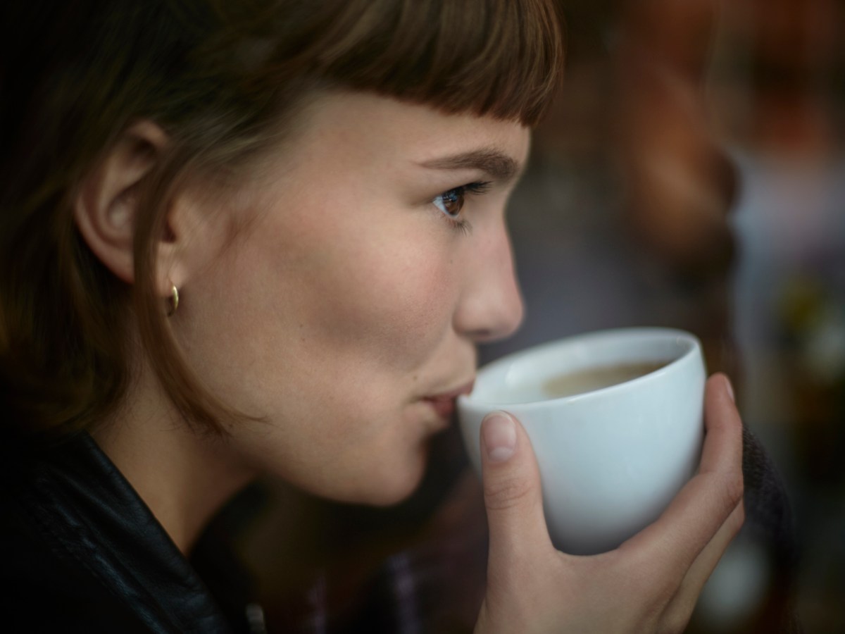 kaffee trinken frau tasse