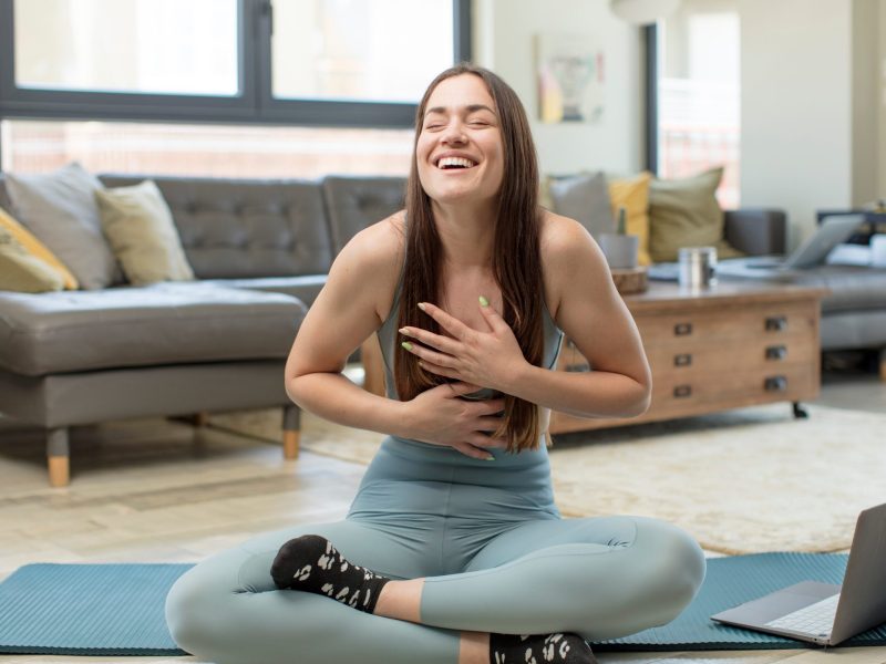 Frau Yoga lachen