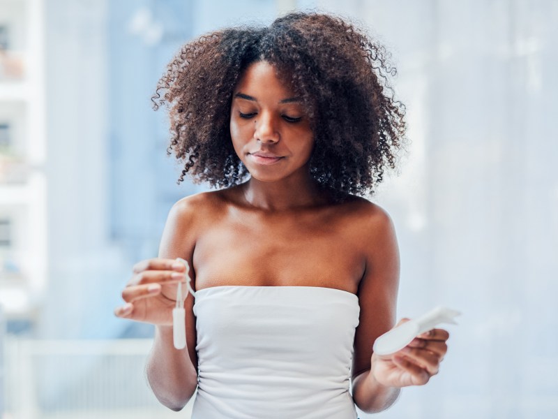 frau schwarz tampon afro badezimmer