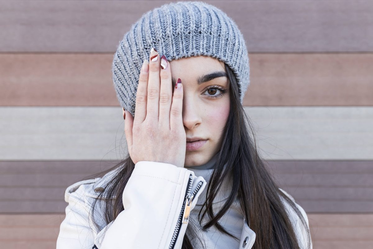 Frau Hand Gesicht verklebte Augen nach dem Aufstehen