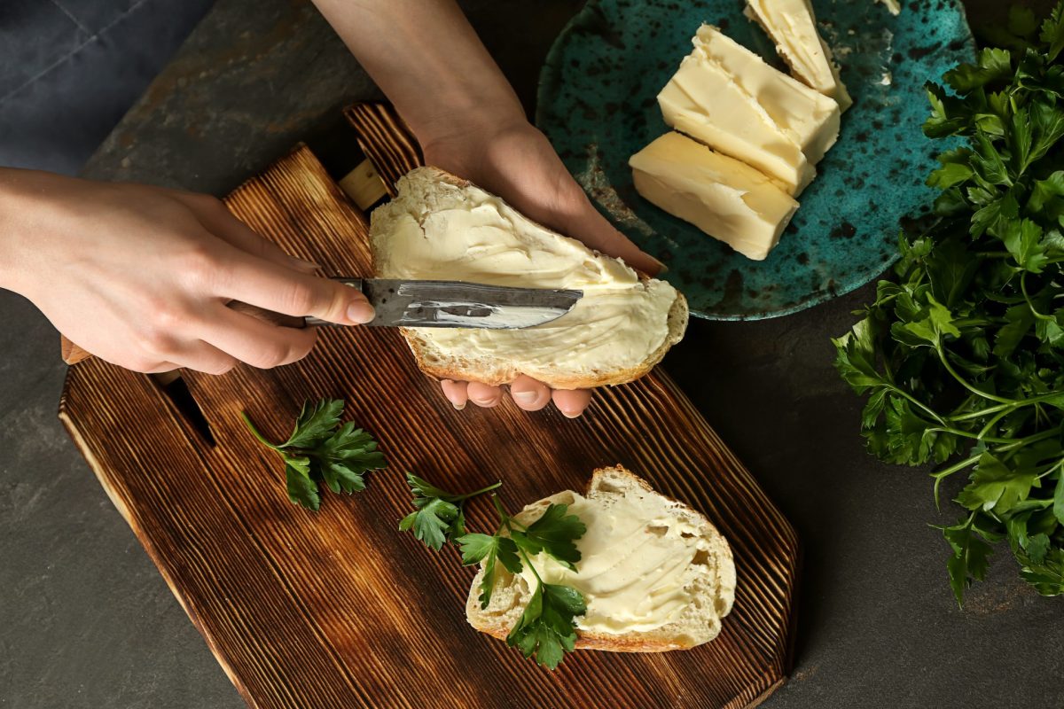 Butter auf Brot schmieren