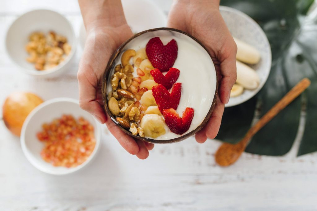 Frau Schüssel Joghurt Lebensmittel zum Zunehmen