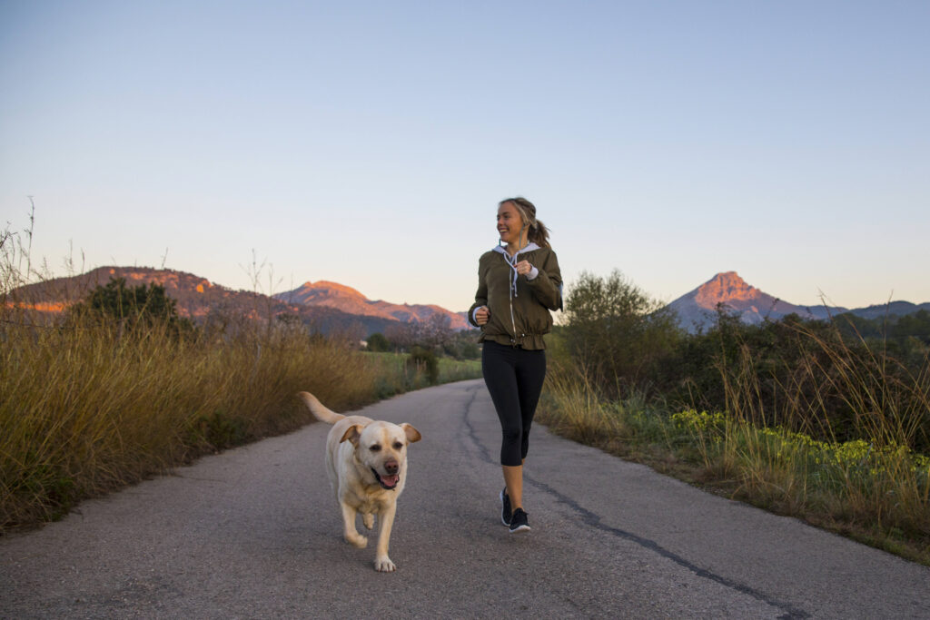 Frau Joggen mit Hund