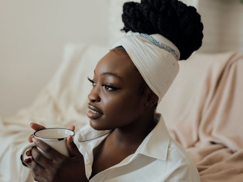 Frau mit Kaffeetasse Kaffee Haut abführend