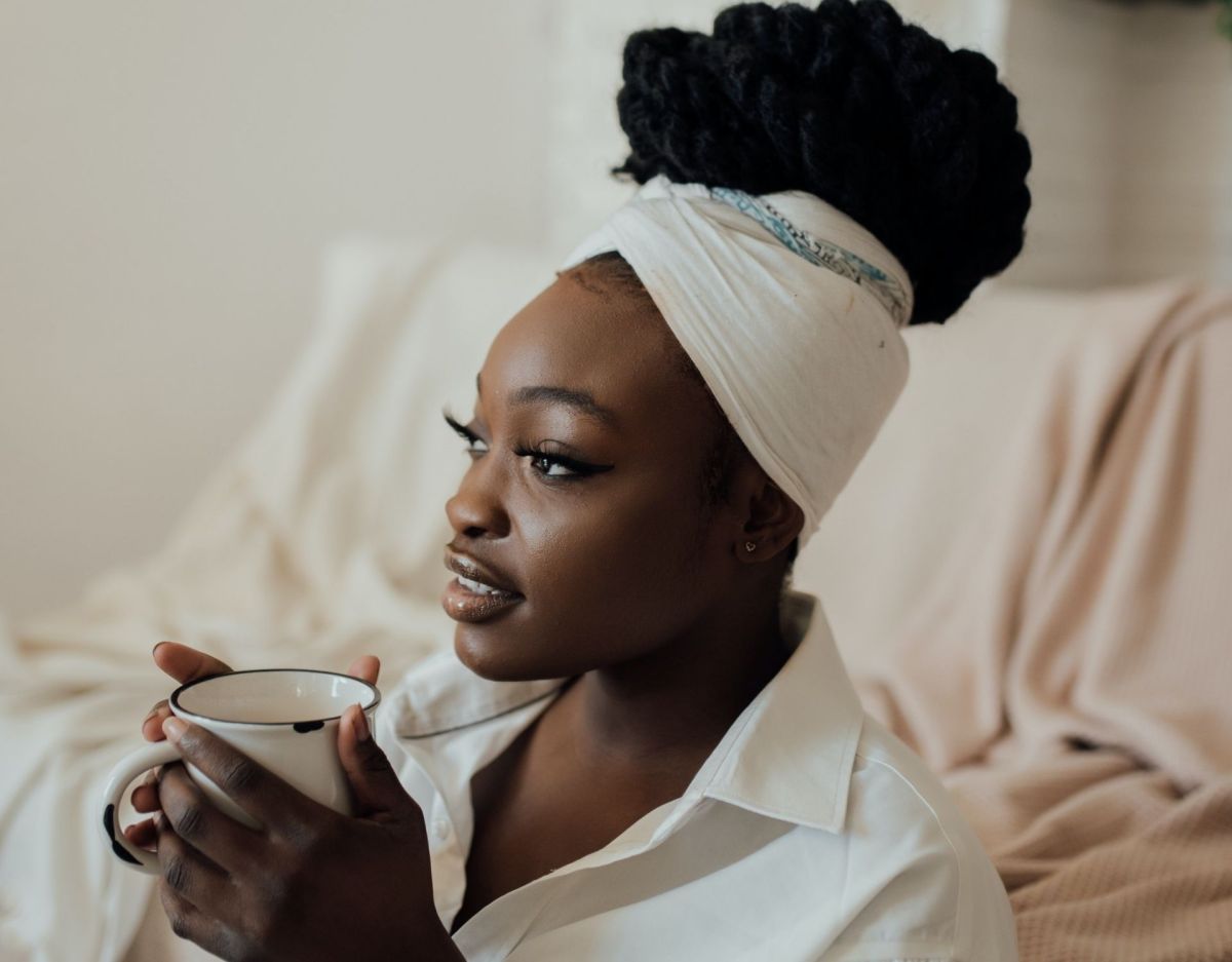 Frau mit Kaffeetasse Kaffee Haut abführend