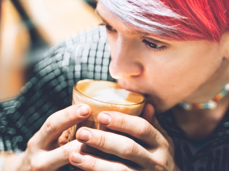 Frau trinkt Kaffee