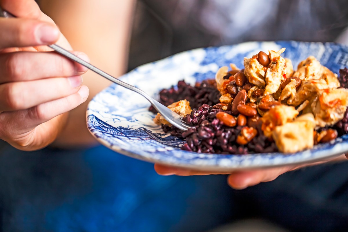 bohnen teller essen gabel hände frau