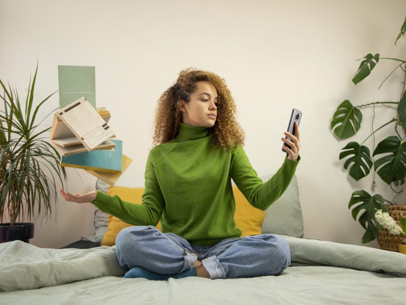 Frau mit Büchern und Handy