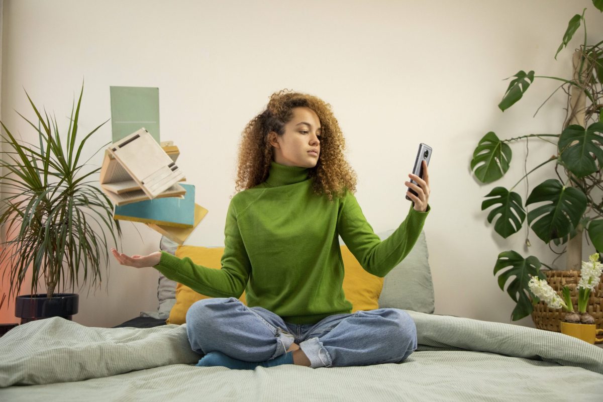 Frau mit Büchern und Handy