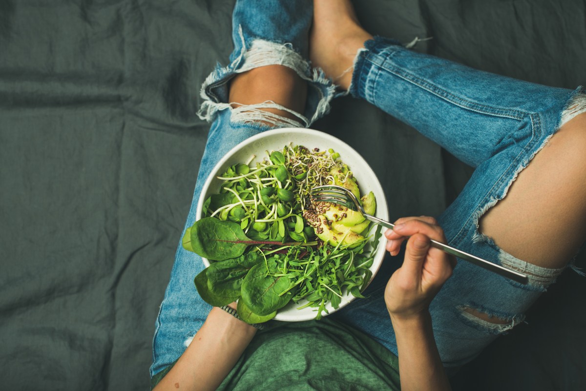 Frau Salat essen