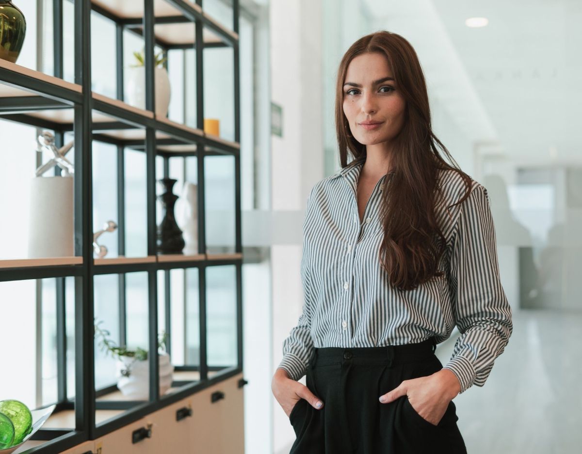 frau im büro mit parfum