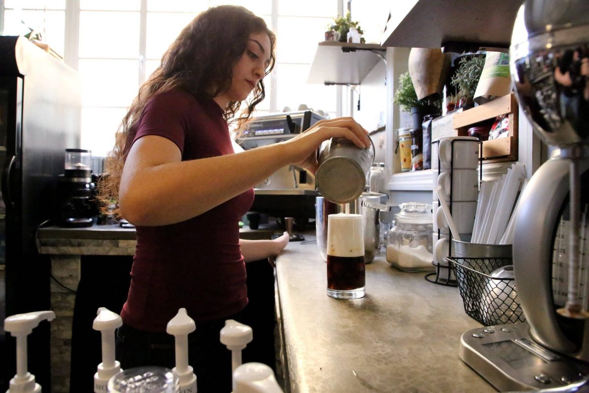 frau cappuccino kaffee barista