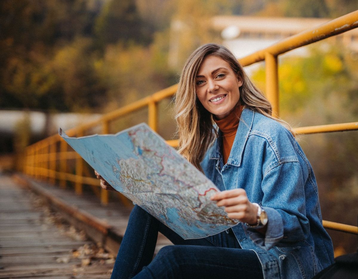 frau wandern karte draußen