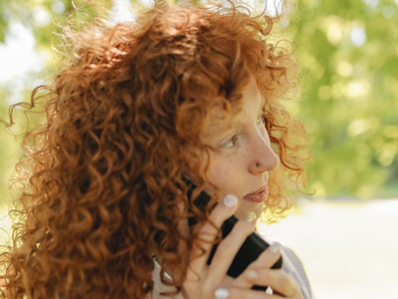 Frau am Telefon