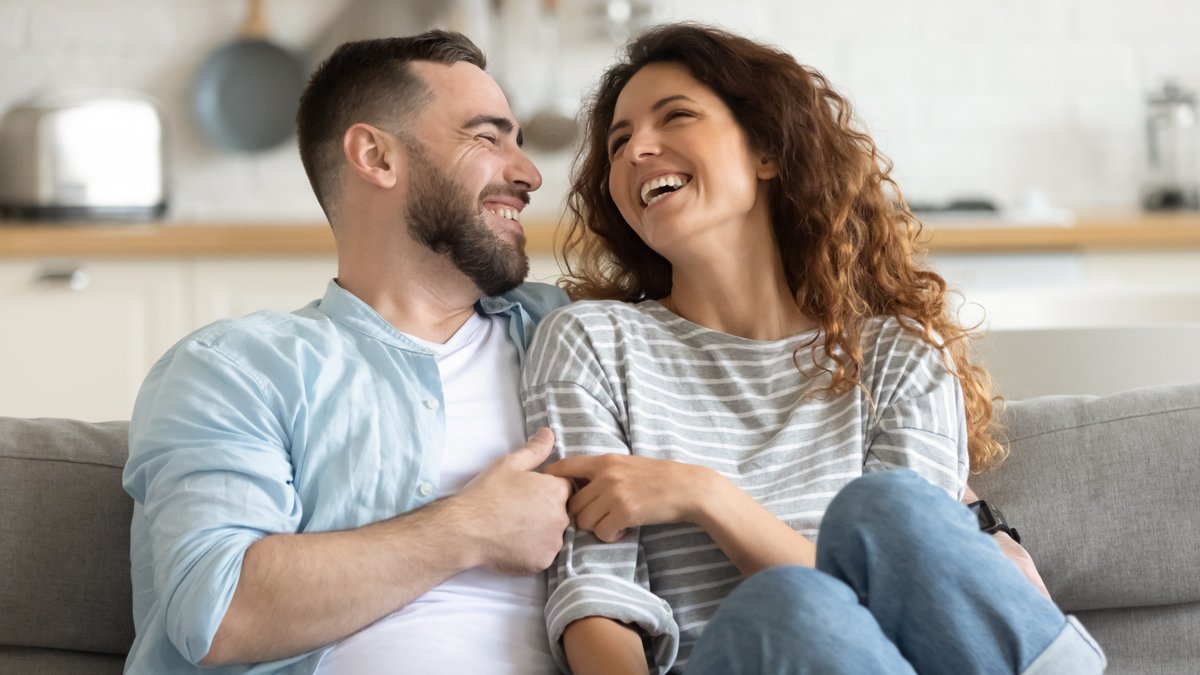 Für eine gute Beziehung müssen beide Seiten Liebe und Aufmerksamkeit investieren.. © fizkes/Shutterstock.com