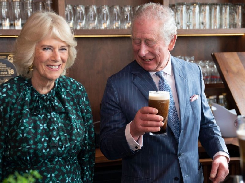 Herzogin Camilla und Prinz Charles haben offenbar eine Vorliebe für irisches Bier.. © imago/i Images