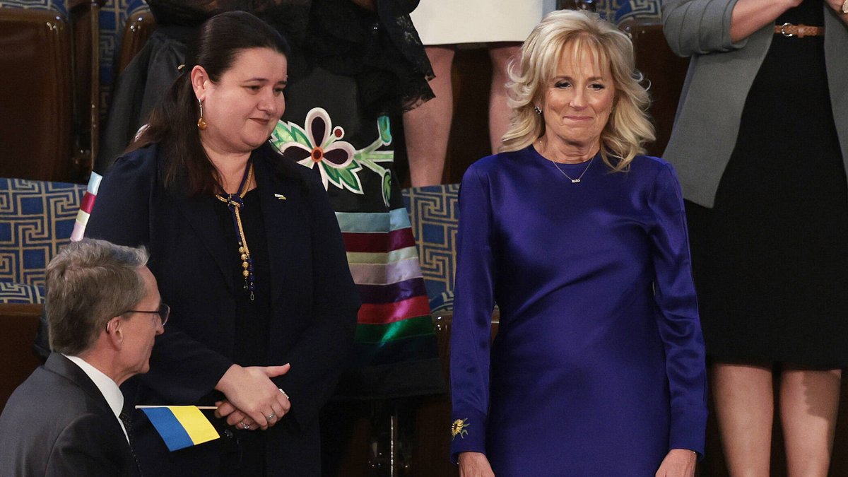 First Lady Jill Biden in einem blauen Kleid mit Sonnenblumenstickerei am Ärmel.. © imago/ZUMA Wire