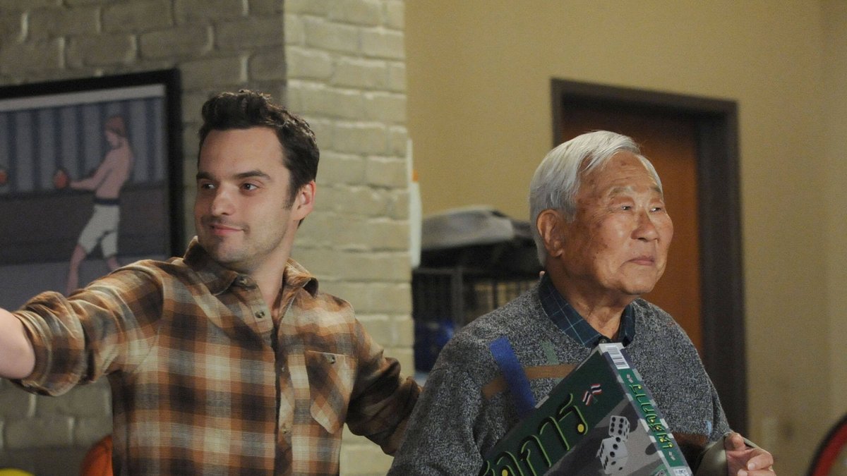 Jake Johnson (l.) mit dem verstorbenen Ralph Ahn in "New Girl".. © imago images/Everett Collection