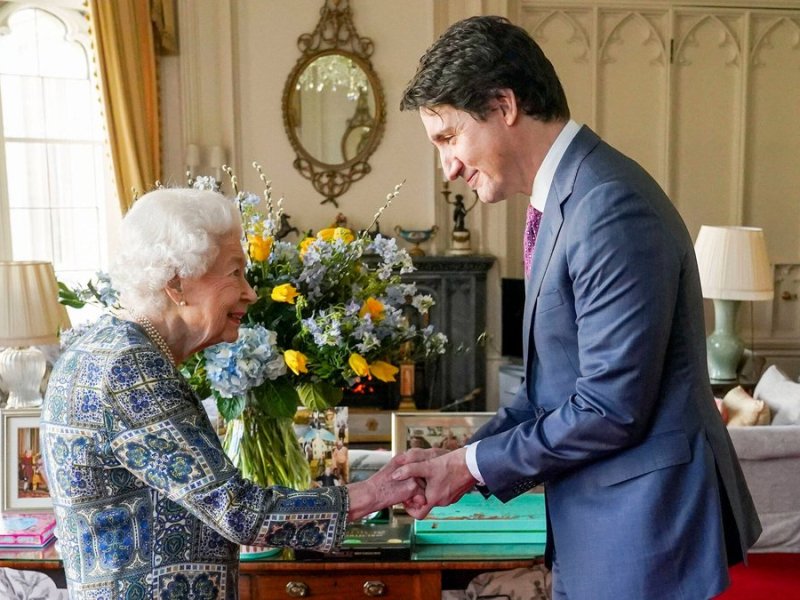 Queen Elizabeth II. und Justin Trudeau bei der Audienz auf Schloss Windsor.. © imago images/Pool/i Images