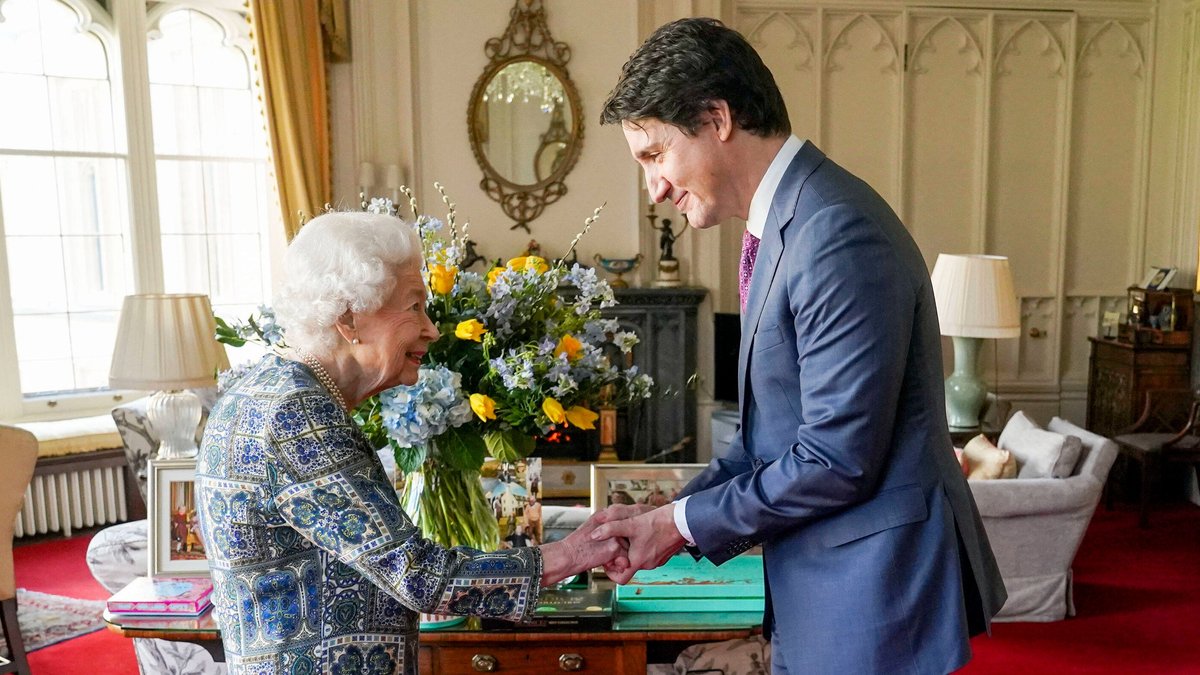 Queen Elizabeth II. und Justin Trudeau bei der Audienz auf Schloss Windsor.. © imago images/Pool/i Images