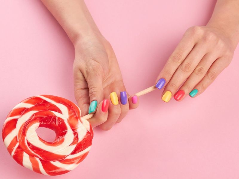 Hände Nagellack Lolly