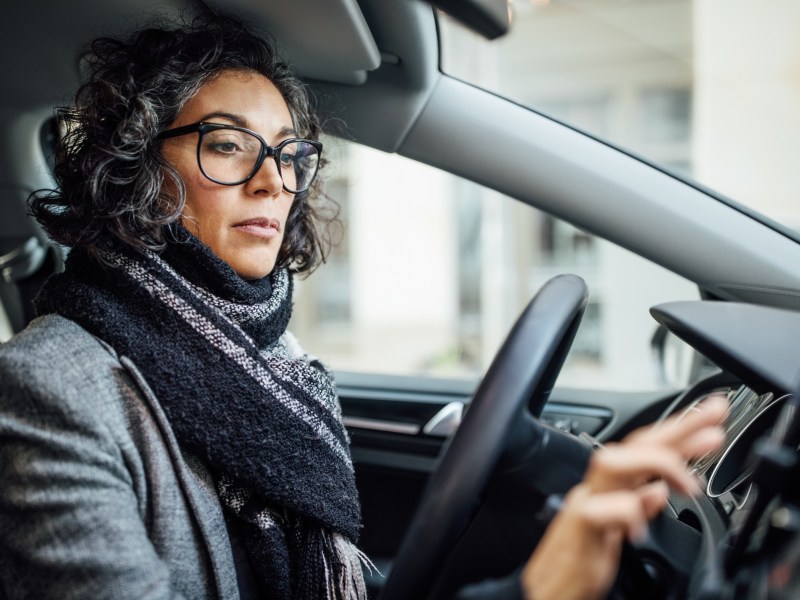 auto frau sprit handy fahren