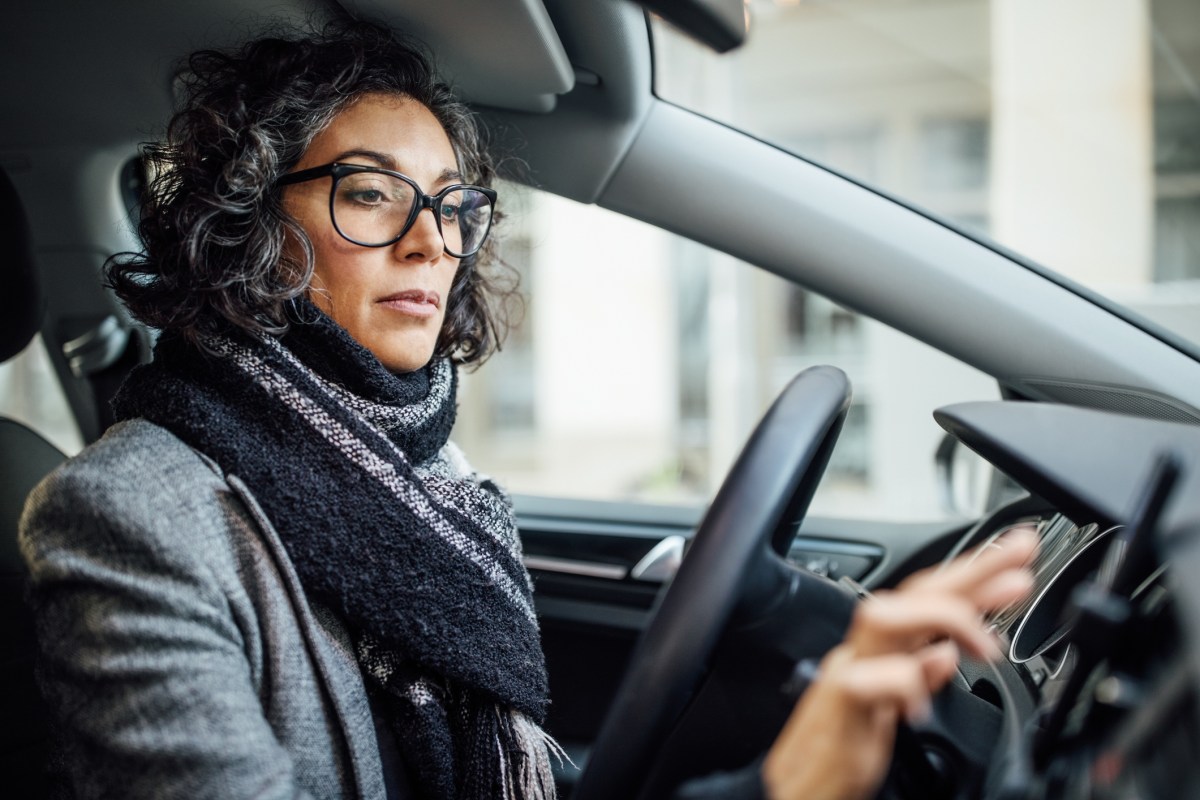 auto frau sprit handy fahren