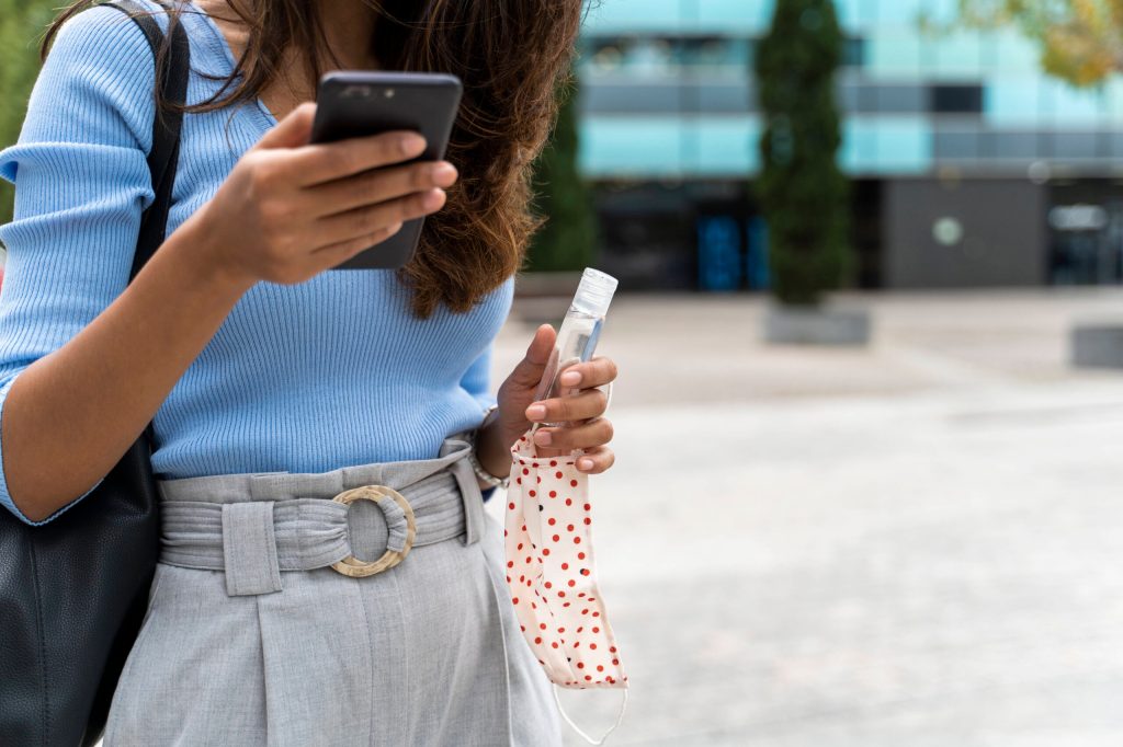 telefonische Krankschreibung Frau Handy Maske Arzt