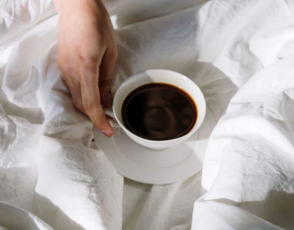 Hand mit Kaffeetasse