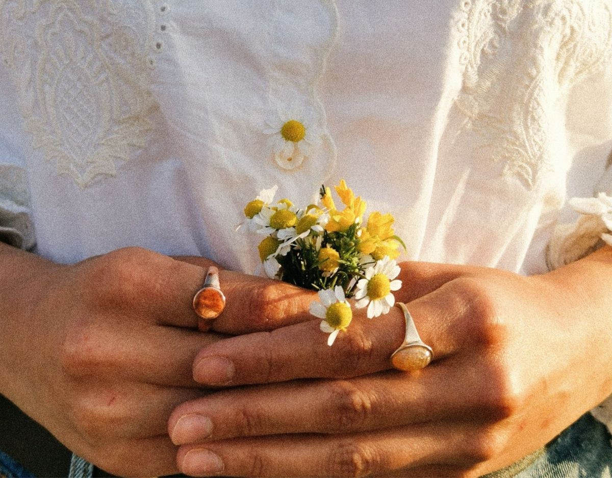 Hände mit Blumen