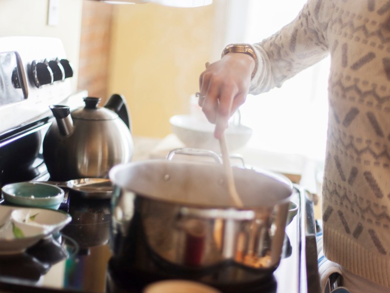 Frau kochen