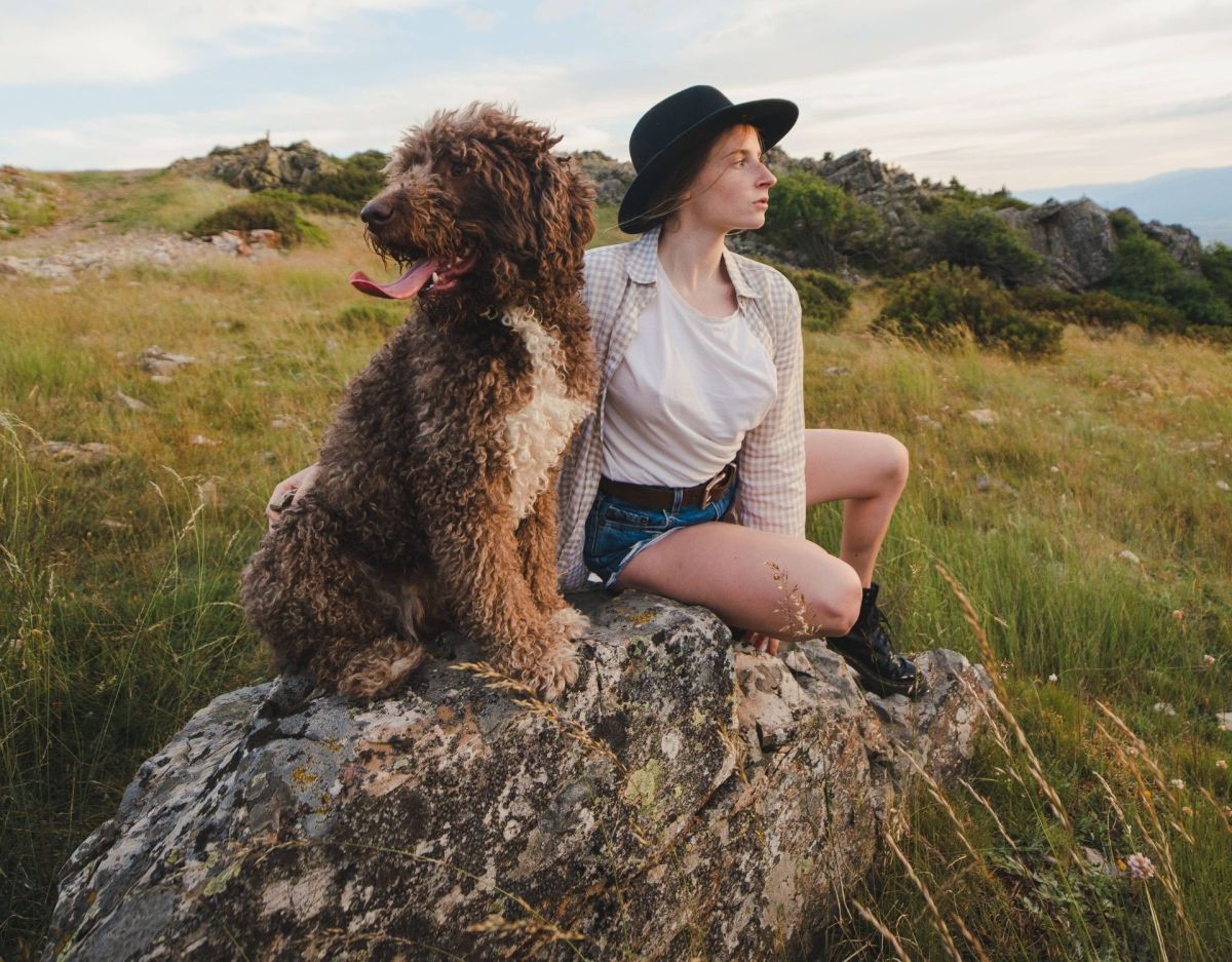 Frau mit Labradoodle