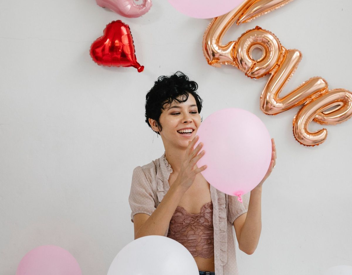 Frau mit Luftballons