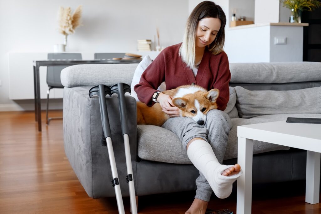 verletzte Frau mit Hund