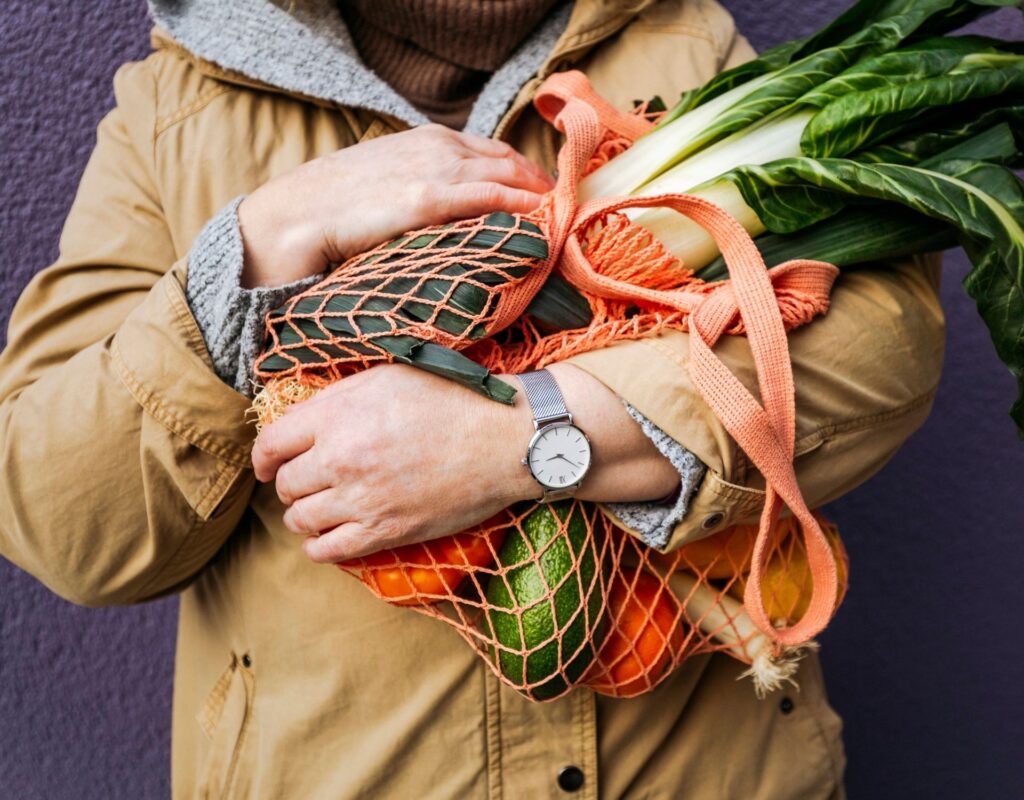 Frau regionales Obst und Gemüse