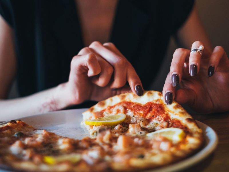 drei Pizzen auf Backblech