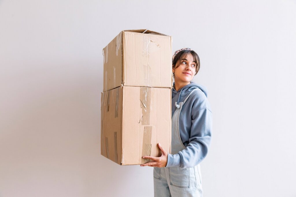 Frau mit Umzugsboxen