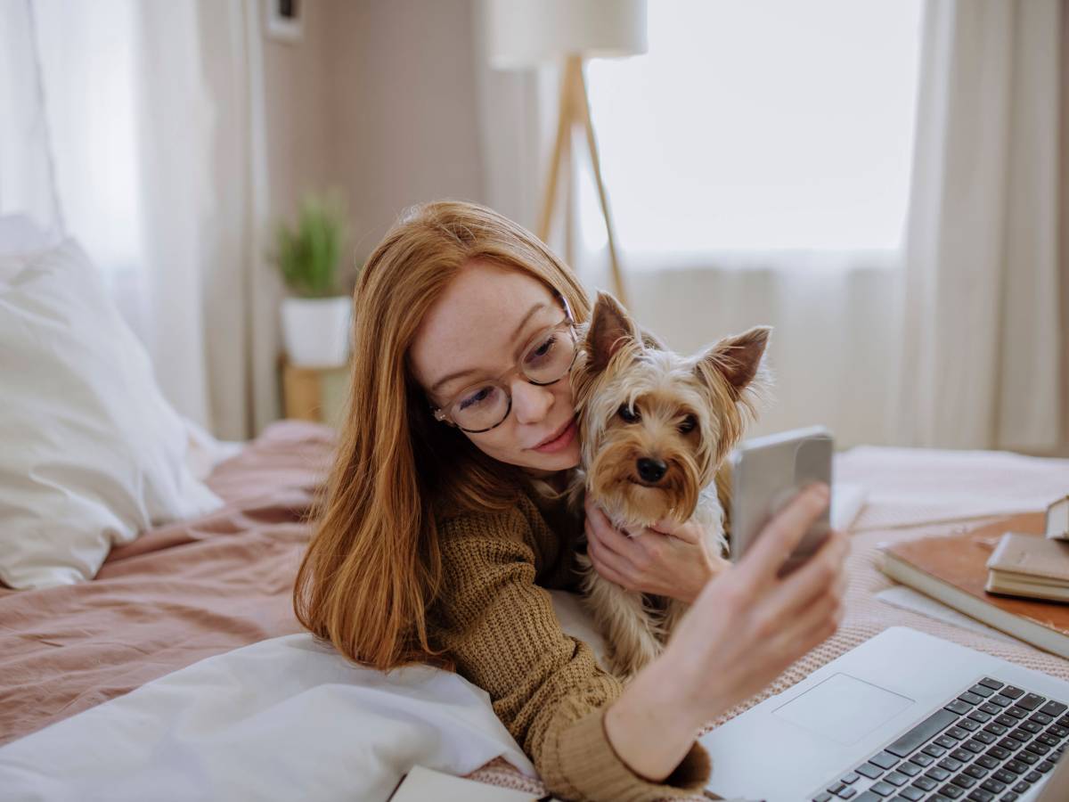 Frau macht Selfie mit Hund