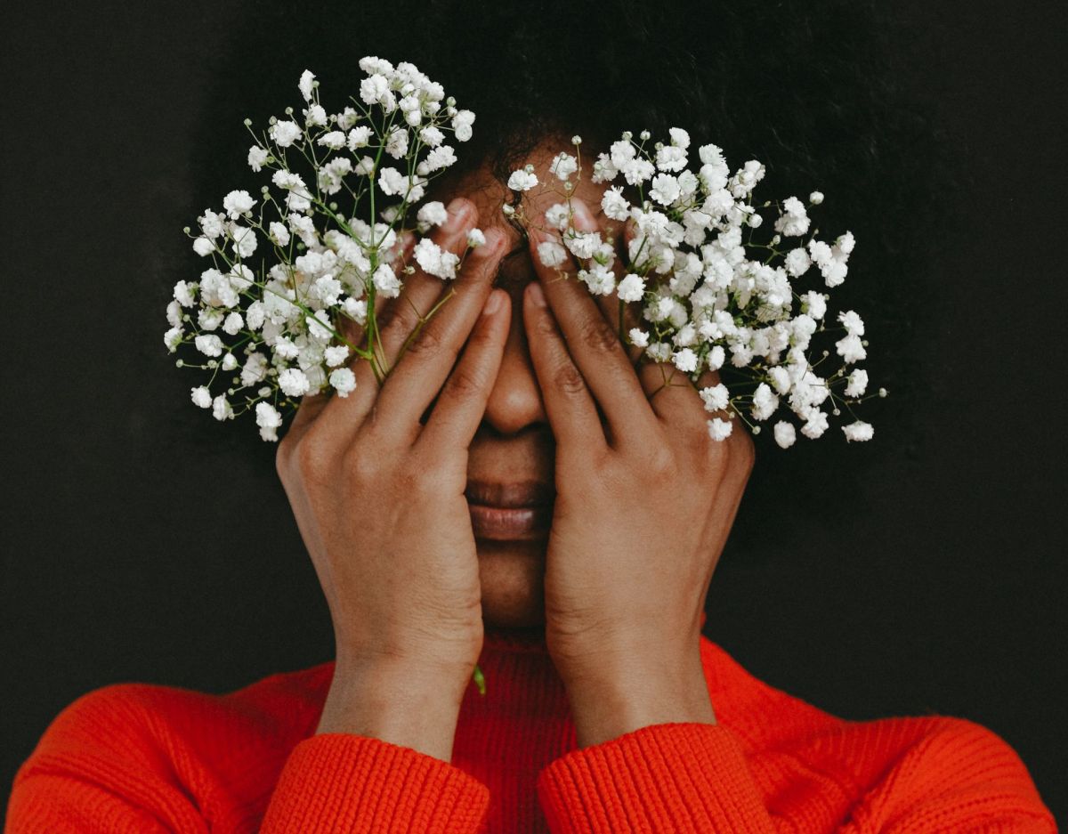 Frau mit Blumen im Gesicht