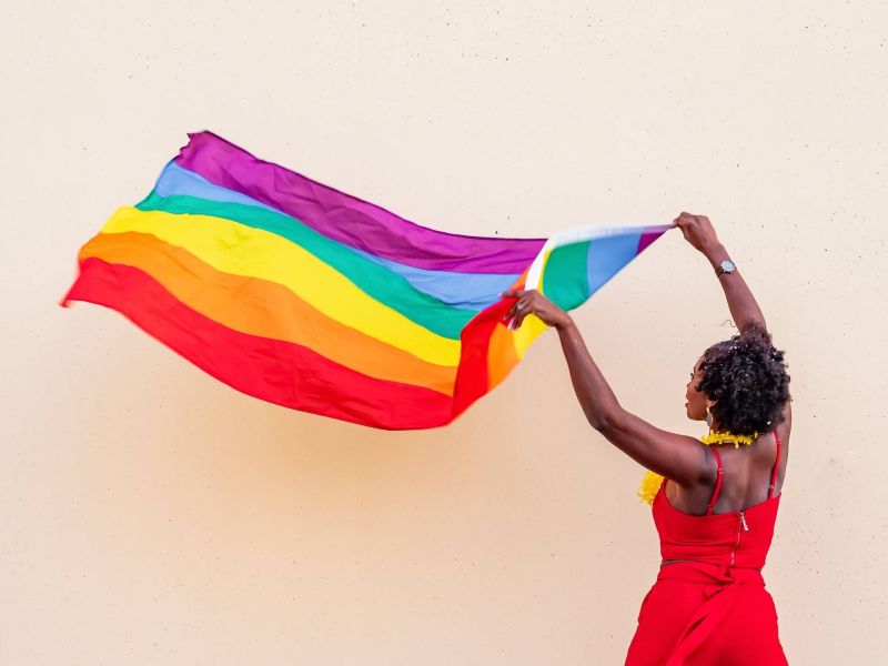 Frau mit Regenbogenflagge